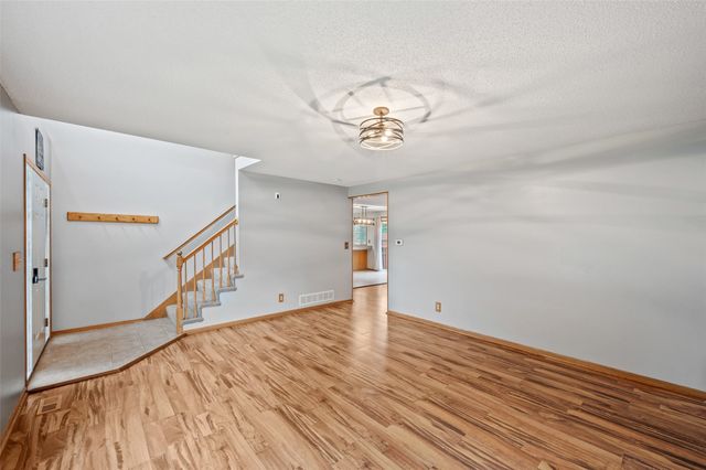 5670 Twin Circle Drive, Pleasant Hill, IA 50327