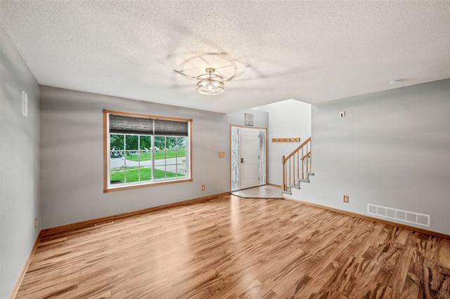 5670 Twin Circle Drive, Pleasant Hill, IA 50327