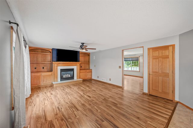 5670 Twin Circle Drive, Pleasant Hill, IA 50327
