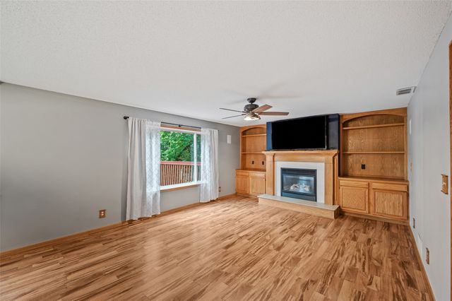 5670 Twin Circle Drive, Pleasant Hill, IA 50327