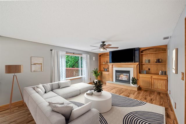 5670 Twin Circle Drive, Pleasant Hill, IA 50327