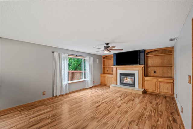 5670 Twin Circle Drive, Pleasant Hill, IA 50327