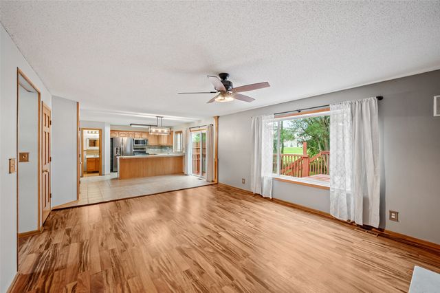 5670 Twin Circle Drive, Pleasant Hill, IA 50327