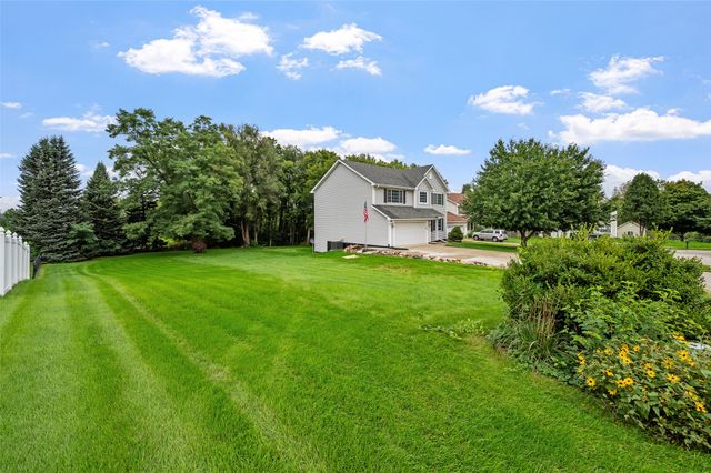 5670 Twin Circle Drive, Pleasant Hill, IA 50327