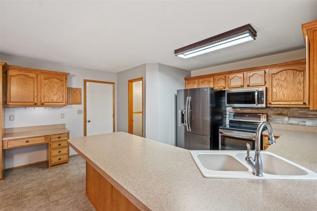 5670 Twin Circle Drive, Pleasant Hill, IA 50327