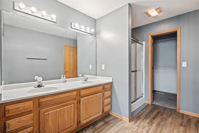 5670 Twin Circle Drive, Pleasant Hill, IA 50327