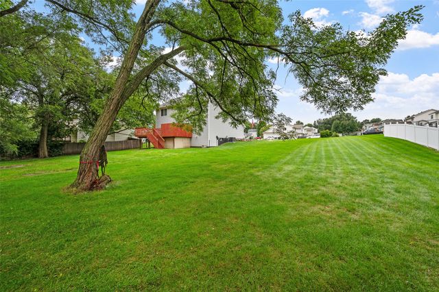 5670 Twin Circle Drive, Pleasant Hill, IA 50327