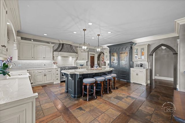 36W442 Hunters Gate Road, St. Charles, IL 60175