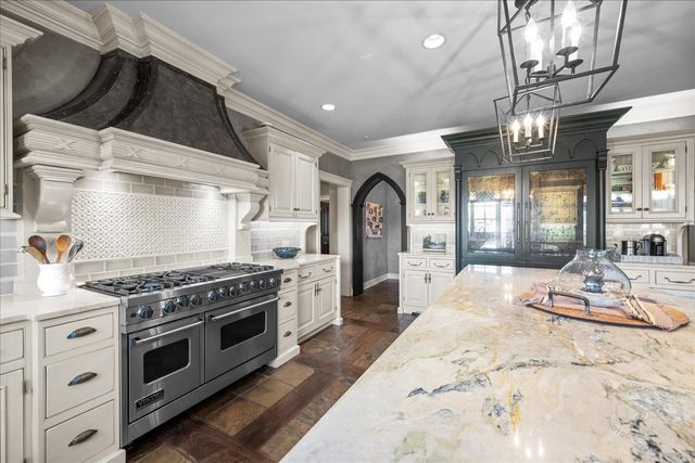 36W442 Hunters Gate Road, St. Charles, IL 60175