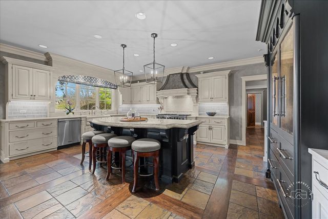 36W442 Hunters Gate Road, St. Charles, IL 60175