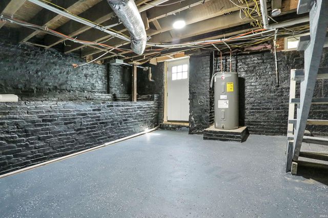 2601 Mesker Park Drive, Evansville, IN 47720