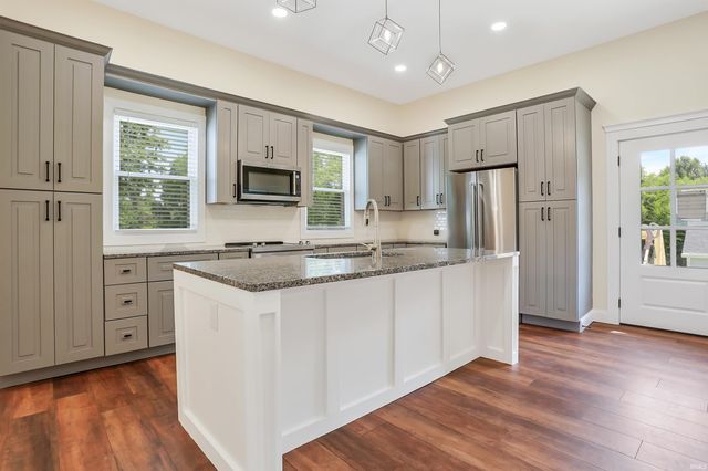 2601 Mesker Park Drive, Evansville, IN 47720