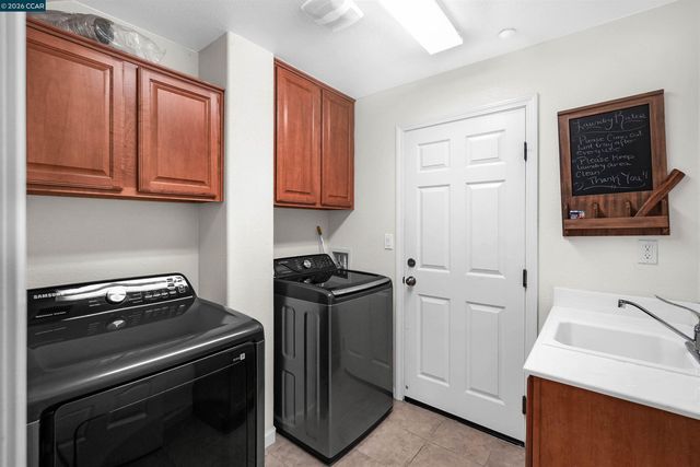 2081 Tsushima St, Hercules, CA 94547