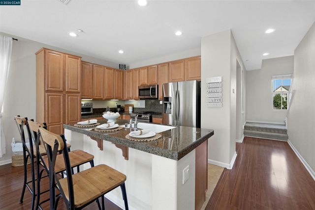 2081 Tsushima St, Hercules, CA 94547