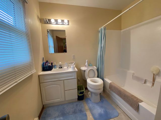 406 5th Ave SW, Surrey, ND 58785