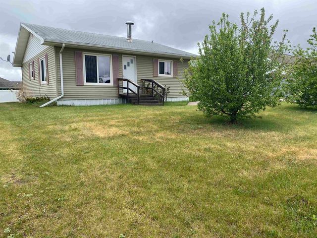 406 5th Ave SW, Surrey, ND 58785