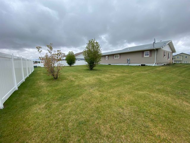 406 5th Ave SW, Surrey, ND 58785