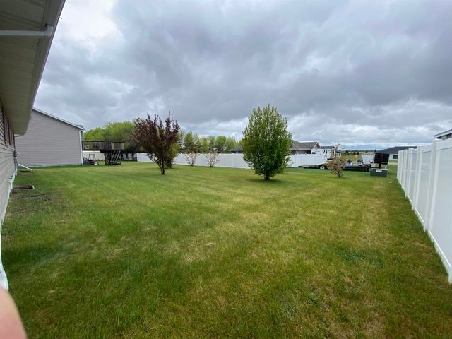 406 5th Ave SW, Surrey, ND 58785