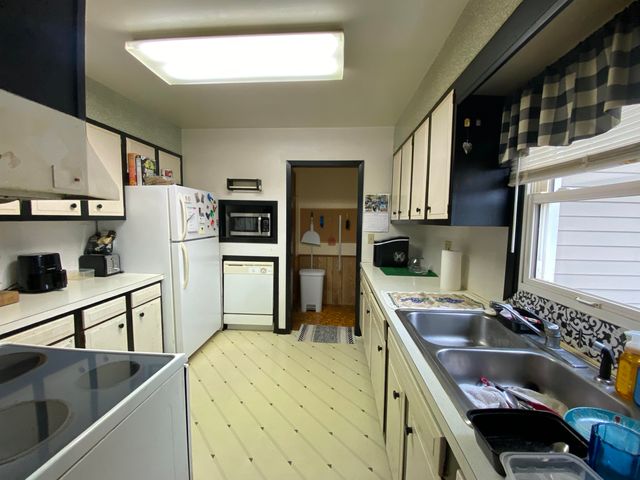 406 5th Ave SW, Surrey, ND 58785