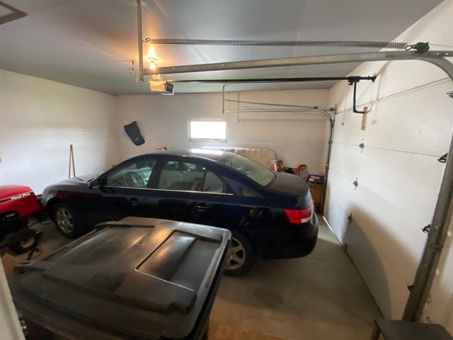 406 5th Ave SW, Surrey, ND 58785