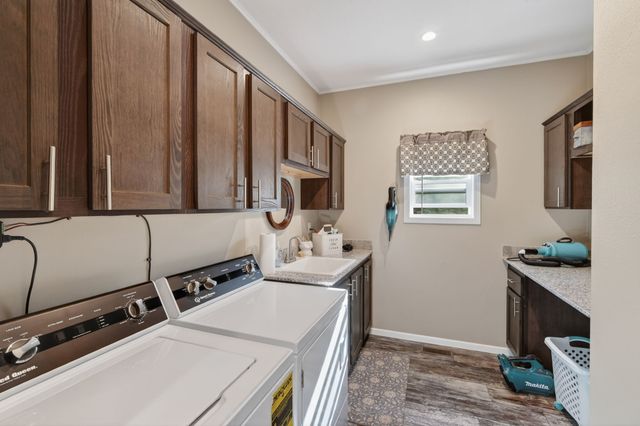 809 Ashton Avenue B, Guthrie Center, IA 50115