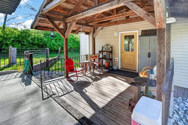 809 Ashton Avenue B, Guthrie Center, IA 50115