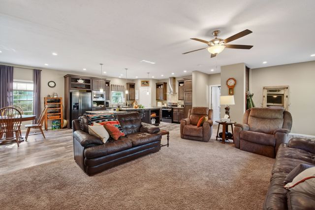 809 Ashton Avenue B, Guthrie Center, IA 50115