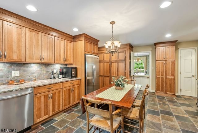 37 Van Dyke Dr, Hohokus Boro, NJ 07423