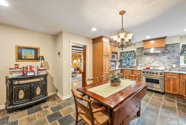37 Van Dyke Dr, Hohokus Boro, NJ 07423