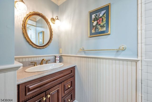 37 Van Dyke Dr, Hohokus Boro, NJ 07423