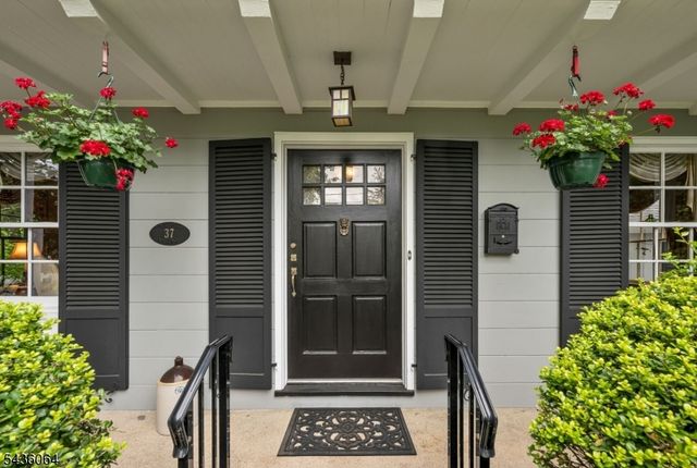 37 Van Dyke Dr, Hohokus Boro, NJ 07423