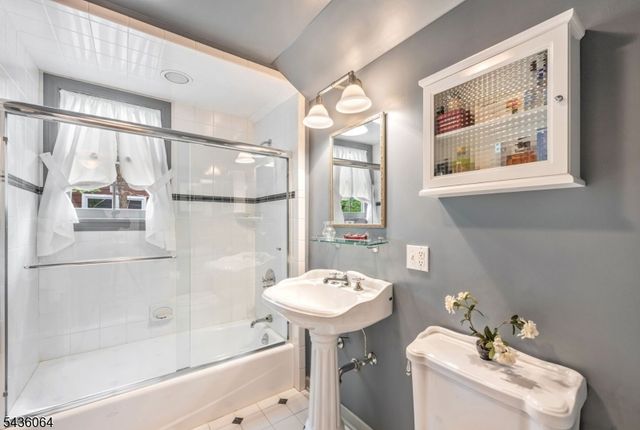 37 Van Dyke Dr, Hohokus Boro, NJ 07423