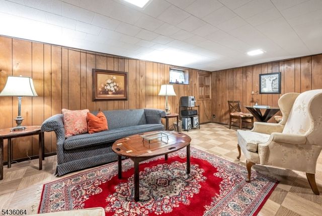 37 Van Dyke Dr, Hohokus Boro, NJ 07423