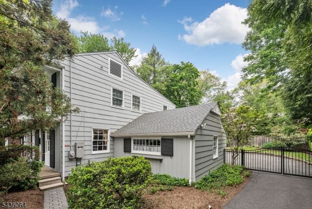 37 Van Dyke Dr, Hohokus Boro, NJ 07423