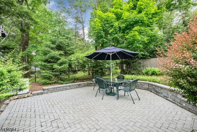 37 Van Dyke Dr, Hohokus Boro, NJ 07423