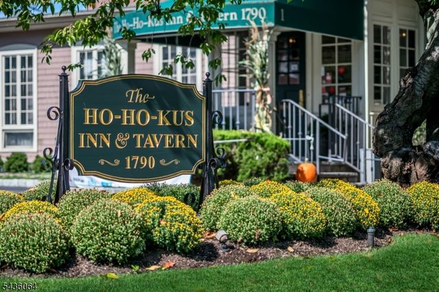 37 Van Dyke Dr, Hohokus Boro, NJ 07423