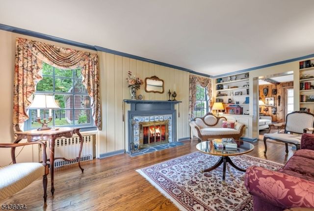 37 Van Dyke Dr, Hohokus Boro, NJ 07423