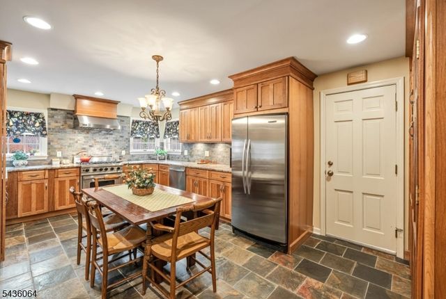 37 Van Dyke Dr, Hohokus Boro, NJ 07423