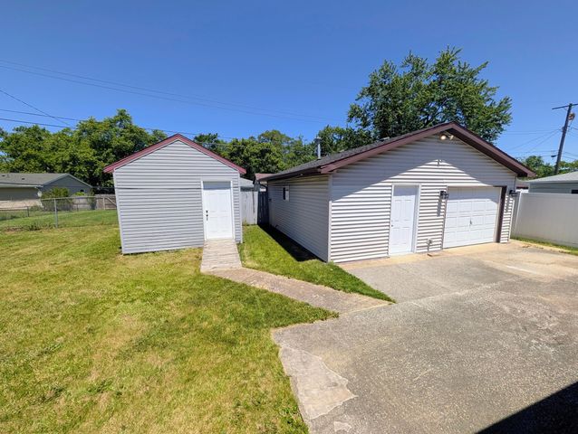 377 Pinewood Drive, Valparaiso, IN 46385