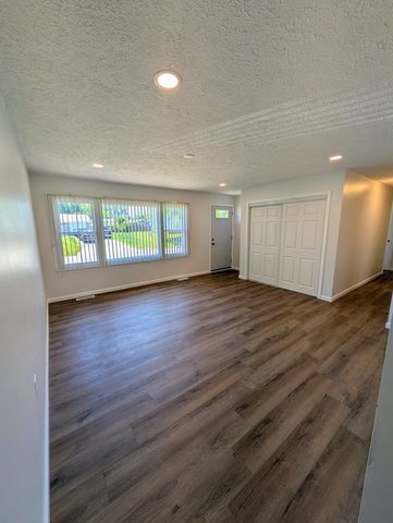 377 Pinewood Drive, Valparaiso, IN 46385