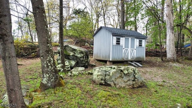 36 Wildwood Shores Dr, Hopatcong Boro, NJ 07843