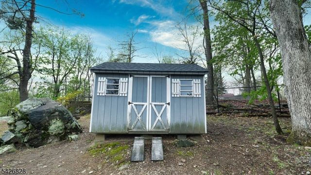 36 Wildwood Shores Dr, Hopatcong Boro, NJ 07843