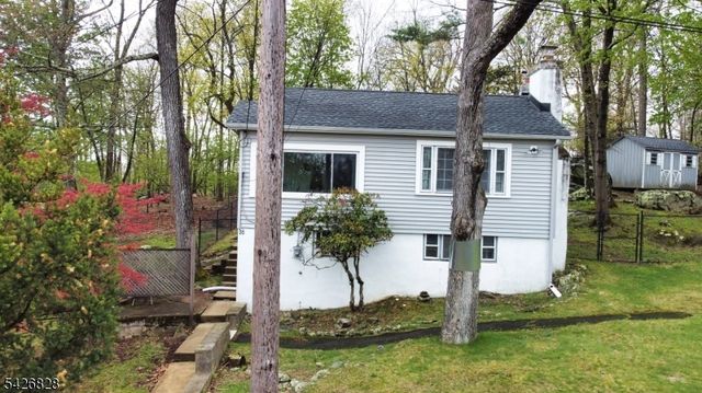 36 Wildwood Shores Dr, Hopatcong Boro, NJ 07843