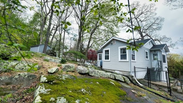 36 Wildwood Shores Dr, Hopatcong Boro, NJ 07843