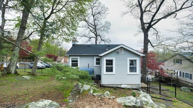 36 Wildwood Shores Dr, Hopatcong Boro, NJ 07843
