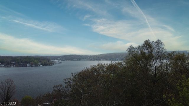 36 Wildwood Shores Dr, Hopatcong Boro, NJ 07843