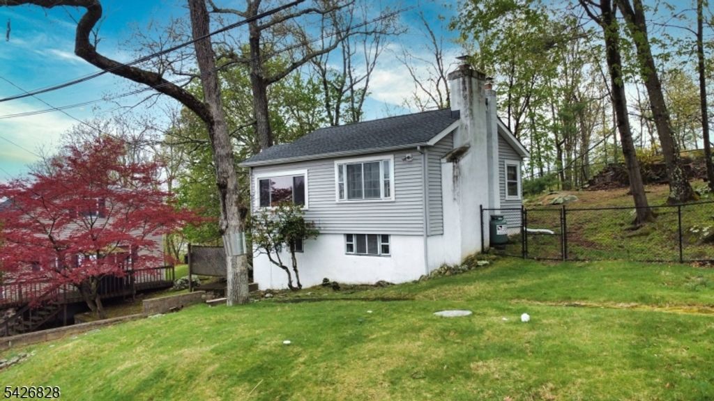 36 Wildwood Shores Dr, Hopatcong Boro, NJ 07843