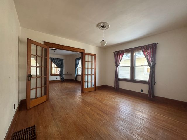 219 S Jackson Street, Clinton, IL 61727