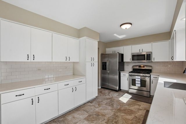 1931 Crossing Court, Naperville, IL 60540