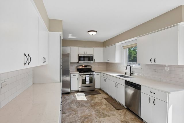 1931 Crossing Court, Naperville, IL 60540